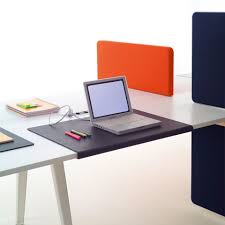 A desk pad, also referred to as a blotter or a desk mat, is a covering used to protect your tabletop, and there are many different options available. Joyn Desk Pad Vitra Basic Dark Vitra 85351501