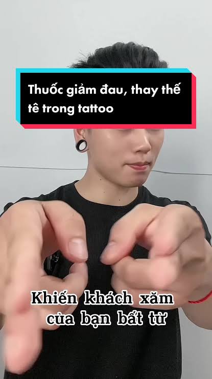 Hình ảnh quá trình xăm hình trên da thể hiện kim xăm tác động lên bề mặt da gây cảm giác đau nhẹ và chảy máu nhỏ