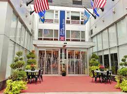 It's a great part of town, well placed between midtown for business and gv for visiting my buddies and going out. Eingangsbereich Des Hotels Picture Of Hilton Garden Inn New York Manhattan Chelsea New York City Tripadvisor