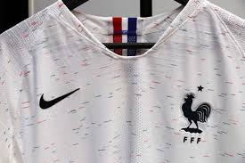 Pendant la coupe du monde 2018, l'équipe de france porte un maillot confectionné par l'équipementier nike. Nike Devoile Les Maillots Officiels De L Equipe De France 2018 Foot Inside