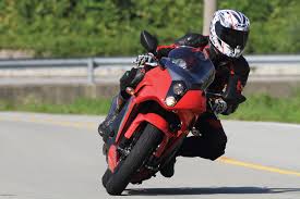 The fork and single shock provide a smooth ride in normal street duties, but they become overwhelmed when riding the bike aggressively. 2016 Hyosung Gt250r Review