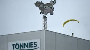 Greenpeace is an independent movement of people who defend the natural world. Spektakulare Aktion Greenpeace Entert Mit Gleitschirmen Tonnies Dach Krone At