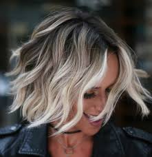 Si mantiene così una base ottimale per riprendere il lavoro di balayage, highlights & … Biondo Platino Immagina Parrucchieri