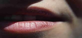 Oleskan masker soda kue ke seluruh wajah kecuali bagian mata dan bibir. Inilah Cara Hilangkan Noda Gelap Di Sekitar Bibir