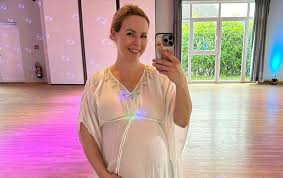 Papa und Mama": Isabel Edvardsson teilt wunderschönes Baby-Update