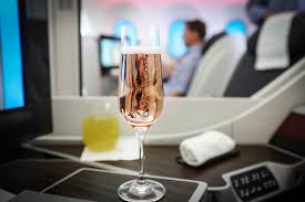 First class and business class customers are allowed to carry two pieces of baggage on board, not to exceed a total weight of 15kg (33lb) economy class. Qatar Airways Business Class Flug Im Dreamliner Boeing 787 Travel On Toast