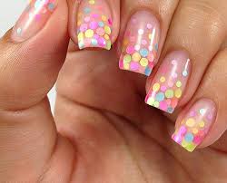 Para conseguir la técnica de uñas ombré, la idea es hacer un juego con los colores, puedes usar dos o el arcoíris completo. Ideas Unas Esculpidas Colores Y Disenos Primaverales