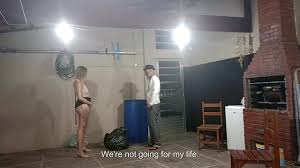 汚い乞食は、女性の家でリサイクル可能な物を求めるときに幸運な日を持っています