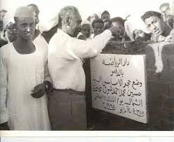 صوت الدامر شرفي رائد الإدارة في السودان العمدة الحاج علي صالح حينما يتحدث عن الرواد الأوائل في الحكم والإدارة كان لا بد أن تبرز صورة الراحل المقيم السيد حسين محمد أحمد