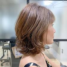 レイヤーボブ ぐるんと大きいカールがおしゃれ zakaショート 石坂の 骨格補正 とは 絶壁 ぺたんこ ハチ張りなどの頭の骨格を補正するようなカット技術 初回のカウンセリングの際に骨格診断をして似合う 顔 エラ ベース顔