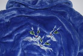 Peignoir Robe De Chambre En Polaire Velours Brode 3 Chats Yeux Verts Avec Prenom De La Boutique Broderielisa Su Lavender Blue Beautiful Patterns Green Eyes