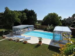 Le prix d'une véranda pour sa piscine se situe ainsi entre 900 € et 2000 € du mètre carré. 10 Piscines D Interieur Pour Se Baigner Toute L Annee