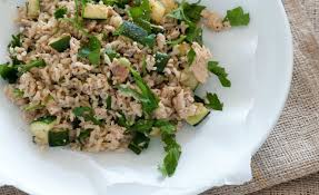 L'insalata di riso integrale è una variante della classica insalata di riso ed è una fresca, gustosa, leggera e nutriente insalata di riso, che unisce il piacere del riso integrale, con il suo sapore rustico e consistente, con tutta la bontà delle verdure fresche di stagione, che saltate in padella creano un'armonia di colori e di sapori che si racchiude in un piatto ideale per tutta la. Riso Integrale Con Salmone Fresco Zucchine E Rucola