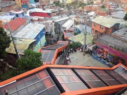 Explore the comuna 13 district, learn about the troubled history of medellín while checking out amazing street art and meeting artists and local residents in the community. La Comuna 13 De Medellin Exhibe Su Renacer Ante El Mundo Radio Munera