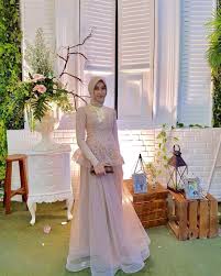 Contoh desain dress untuk orang gemuk dan pendek 2019. 108 Model Baju Brokat Untuk Lamaran Kekinian Modelbaju Id