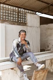 This song was one of the most popular tracks from carlos vives' 2004 album. Inicio Carlos Vives