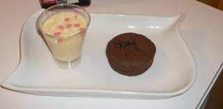 150 ml de crème anglaise à la vanille bourbon président professionnel. Moelleux Au Chocolat Accompagne De Sa Creme Anglaise Recette