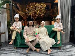 Sari yanti binti dato' mohamad nazari (lahir 9 november 1984) merupakan seorang pelakon dan model wanita malaysia. Ingat Balik Wajah Suami Tunggu Tu Priceless Sari Yanti Dedah Lama Bertarung Nyawa Lahirkan Anak Keempat Keluarga