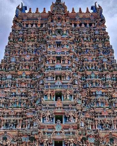 The magnificent Yali sculpture at the sacred Meenakshi Amman Temple in Madurai, Tamil Nadu 🇮🇳 Yali, the mythical guardian beast of ancient Hindu temples, blends the lion's strength with the dragon's ferocity —