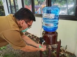 Sumber energi dari keran air sensor bisa berasal dari jalur listrik ac atau baterai bergantung dengan fitur, desain, dan merek keran yang digunakan. Cuci Tangan Tak Perlu Sentuh Kran Hindari Penularan Virus Radarcirebon Com