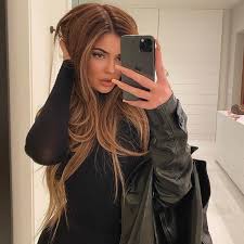 If your natural hair color is not dark brown then i would suggest dying it about 2 weeks before doing this application💕 hey dolls hope you love the video su. Kylie Jenner S Hair Colors See Every Shade She Has Worn People Com