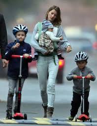 Gisele gushed about her husband's parenting skills in a 2020 father's day post on instagram. Gisele Bundchen And Tom Brady And Kids Are A Beautiful Family At The Park