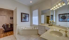 Das schlafzimmer und die küche sind ziemlich klein. En Suite Bad Die Vor Nachteile Fur Badewanne Im Schlafzimmer