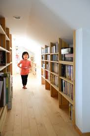 階段で上れる小屋裏収納は書庫として大活躍 屋根裏のスペース 小屋裏部屋 小屋裏収納 階段