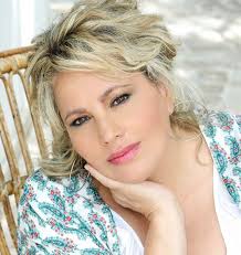 SARA CORNA, LA VOCE CHE INCANTA PALAZZOLO SPETTACOLI, INSEGNAMENTO,  VOLONTARIATO: L'INTERPRETE CHE CANTA LE EMOZIONI