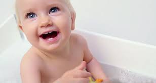 Das baby darf zum ersten mal gebadet werden, wenn der kleine. Baby Baden Hipp