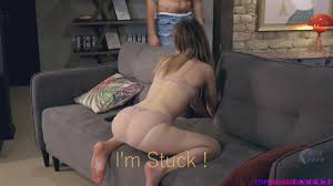 Смотреть бесплатно Сводная сестра застряла в диване онлайн без регистрации