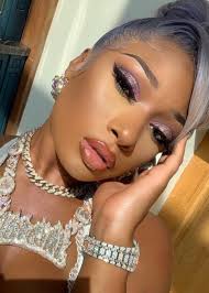 Megan thee stallion is known for switching up her wigs faster than her flows, but the rapper is letting her curls for a fresh look. Megan Thee Stallion S Natural Makeup Look Is Stunning Beauty Crew