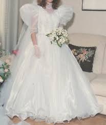 Se questo è il tipo di abito che state cercando per il vostro giorno speciale, fissate un appuntamento presso la boutique pronovias più vicina e venite a trovarci. Abito Da Sposa Modello Principessa Con Guanti Taglia 42 Ebay