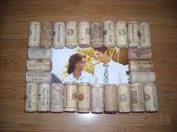 Very cute wine cork craft makes a nice setting for your wine. Rustic Wine Cork Frames