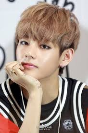 If He Were Left Handed He D Have More Ink On That Pinky Xd Hehe The Struggles Of Being A Left Hander Bts Taehyung Kim Taehyung Taehyung