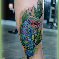 60 Bunte Chameleon Tattoo Ideen Frohliche Designs Die Sie Lacheln Lassen Tattoo Chamaleon Tattoo Tatowierungen Tattoo Ideen