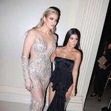Kourtney was born in los angeles, california as the eldest of four children of kris jenner (née kristen mary houghton) and attorney robert kardashian, with siblings kim kardashian, khloé kardashian, and rob kardashian. Twitter Is Angry At Khloe Kardashian For Tping Kourtney Kardashian