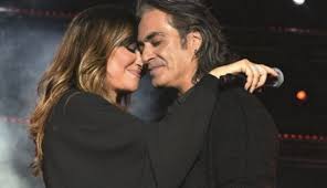 Δες τον 18χρονο γιο της στη σκηνη με τον πατερα του διονυση σχοινα! Kaith Garmph H Ekplh3h Toy Dionysh Sxoina Gia Thn Epeteio Toy Gamoy Toys