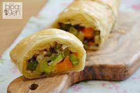 Cestini di pasta fillo con polpettine di polle e prosciutto al limone su nido di cicoria. Strudel Veloce Di Pasta Fillo Con Verdure