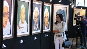 Pertunjukan ini biasa diselenggarakan di depan candi prambanan yang membuatnya semakin spektakuler. Pendapat Ulama Soal Memajang Gambar Atau Lukisan Di Rumah