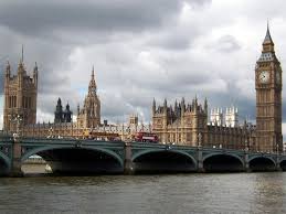 Cei care platesc cu viata. Westminster Hid A Temze Folyo Felett Ivelo Kozuti Es Gyalogos Kozlekedesre Alkalmas Hid Londonban A Hid Hasonlo Zoldes Szint Kapott Mint Amilyen Szinuek A Nem