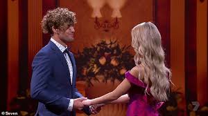 Start your free trial to watch love island: Ousted Love Island Stars Claim That Aaron Is Just Using Cynthia To Win The Series Daily Mail Online