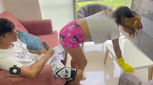 Sirvienta latina pide que le pague con una dura follada a cambio de hacer  la limpieza en mi polla.