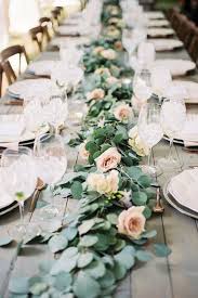 chemin de table en eucalyptus sur table epuree cheap wedding table centerpieces wedding table centerpieces wedding floral centerpieces