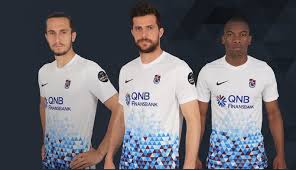 Trabzonspor'un yatırımlardan sorumlu yönetim kurulu üyesi yalçın orhan, tanıtımını yaptıkları yeni sezon formalarının çok sevildiğini belirterek, bu sezon forma satışından rekor beklediklerini ifade etti bordo mavililerde, satışa çıkacak çubuklu, açık mavi ve koyu lacivert üretilecek yetişkin formalarının 299 lira, çocuk formalarının ise 279 lira olacağı. Iste Trabzonspor Un Yeni Sezon Beyaz Formasi