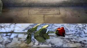 Gli avevamo promesso un mazzo di fiori se fosse stata fatta giustizia e domani è la prima cosa che farò. Roma Una Rosa Sulla Tomba Di Raffaello Apre Le Celebrazioni Per I 500 Anni Dalla Morte Il Faro Online