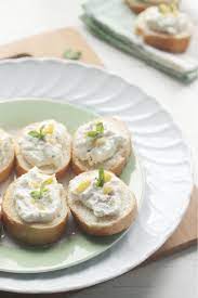 This easy to make, sweet and savory strawberry balsamic crostini with whipped ricotta is the perfect summery crostini to serve as an appetizer or small bite at your next brunch or party! Crostini Di Pane Con Ricotta Al Limone Cappuccino Addicted