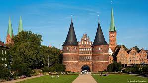 «η γερμανία και η γαλλία έχουν εκδώσει σχετικά αυστηρούς κανονισμούς λόγω της εξάπλωσης των παραλλαγών. Oi Wraioteres Poleis Ths Boreias Germanias Periexomena Dw 05 03 2018