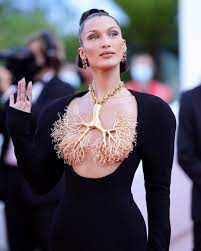 Bella hadid has quite an impressive height which earns her the spotlight in each photoshoot. 5unncmwip27lrm