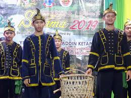 Suku kaum tidung adalah suku kaum rumpun melayu yang banyak terdapat di bahagian tenggara sabah iaitu sekitar daerah tawau dan sebatik. Idahan Wikipedia Bahasa Melayu Ensiklopedia Bebas
